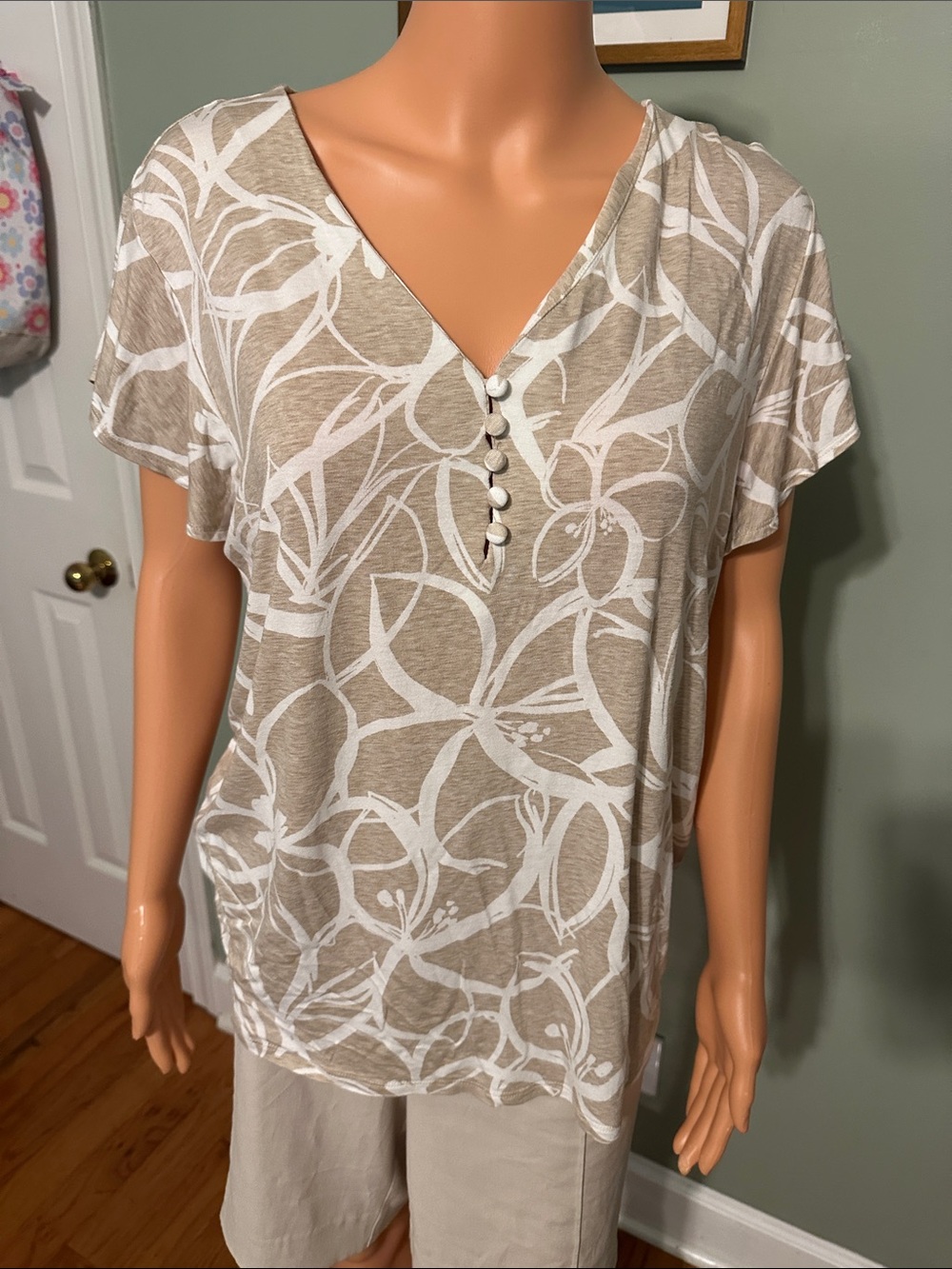 Liz Claiborne Taupe and White Floral V-Neck Short Sleeve Top